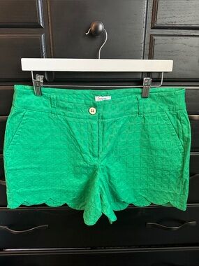 Crown & Ivy emerald Green Scalloped-Hem Shorts